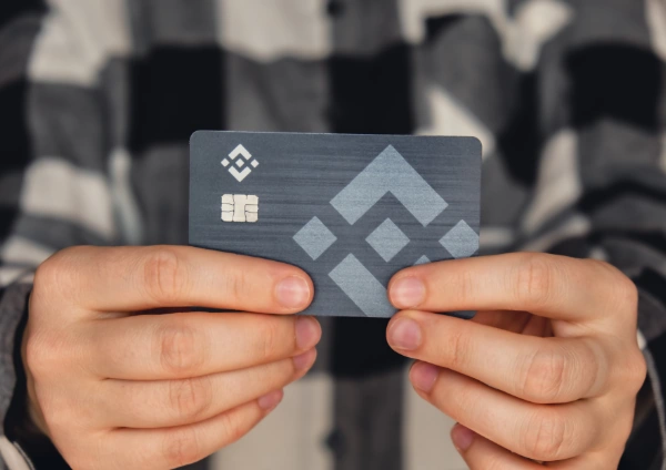 Quali sono le differenze tra le carte di criptovaluta e le carte bancarie tradizionali